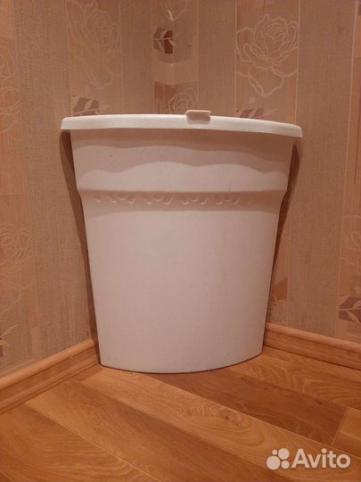 Контейнер пластиковый-угловой для белья