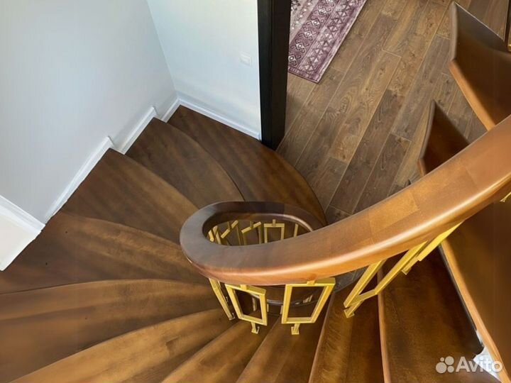 Деревянная лестница на второй этаж