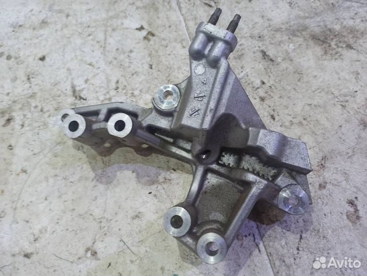 Кронштейн двигателя