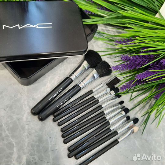 Косметички, кисти, спонжи, аппликаторы для макияжа