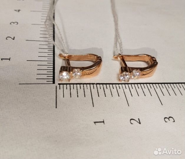 Золотые серьги с камнем