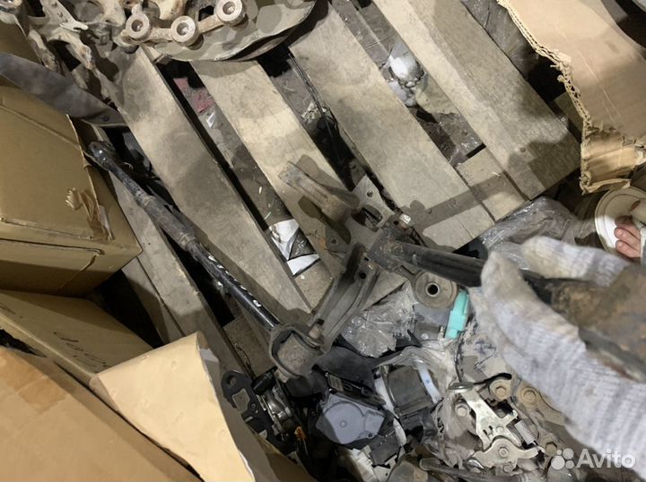 Задний левый поворотный кулак Тойота Камри v55 v50