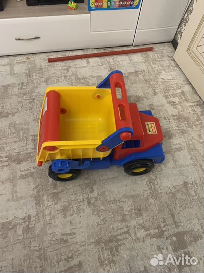 Грузовик самосвал с резиновыми колесами