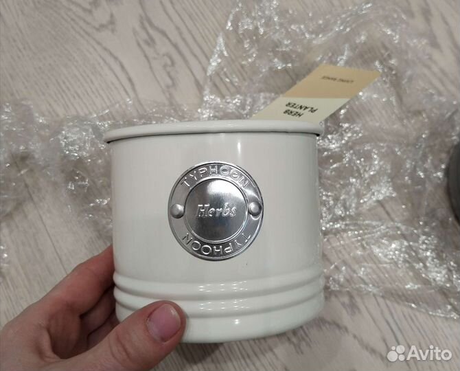 Кашпо для цветов и баночки для кухонных принадлеж