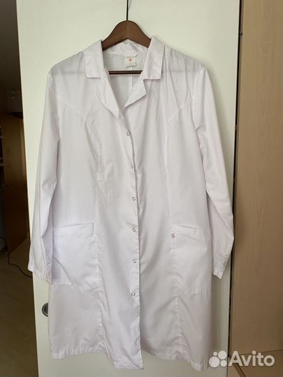 Белый медицинский халат