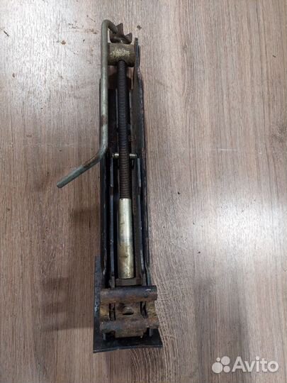 Автомобильный домкрат