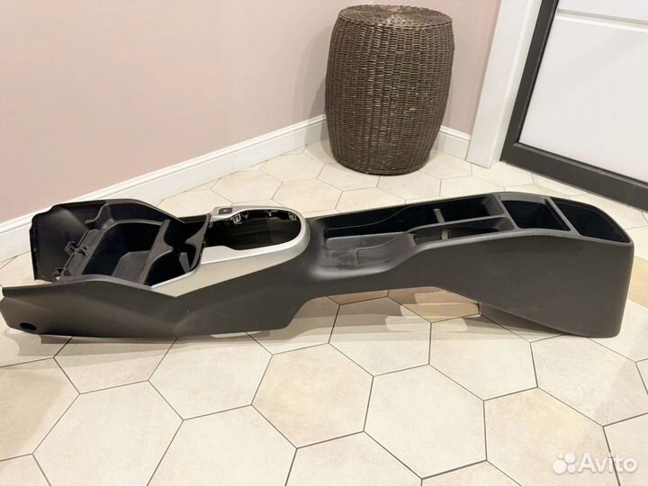 Консоль между седеньями Honda Fit GK3 2013-2019