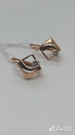 Золотые серьги с бриллиантом