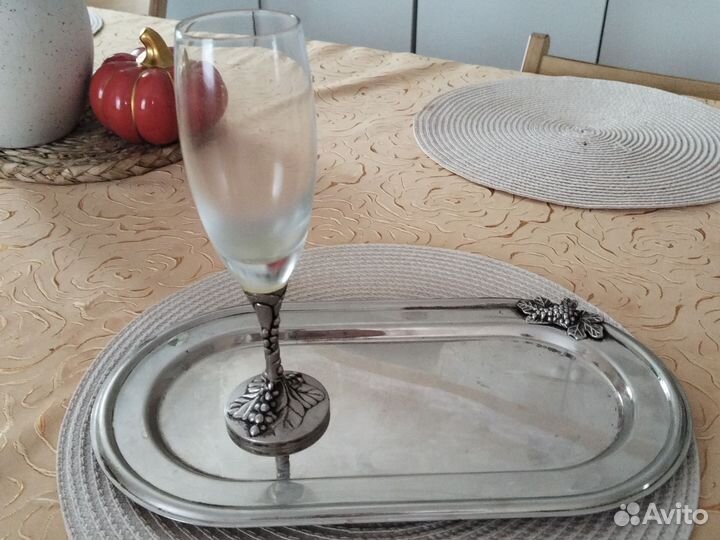 Поднос с фужером