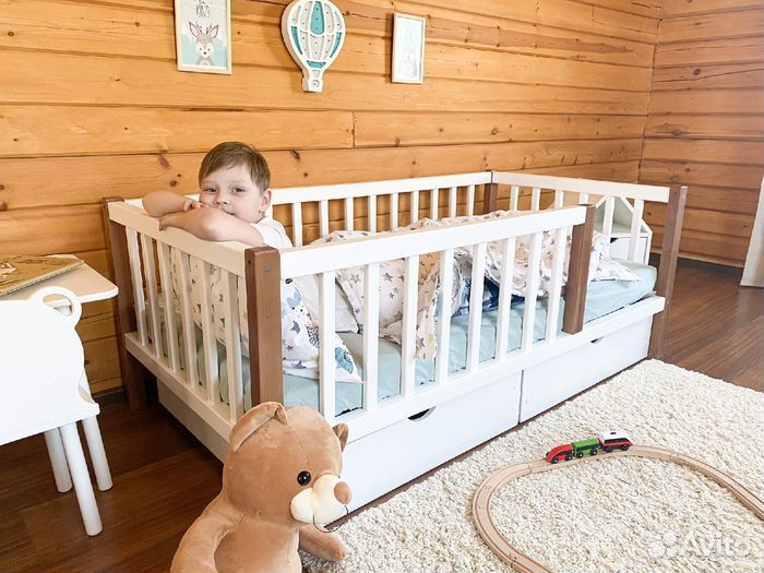 Кроватка сингл из натурального дерева с бортиком д