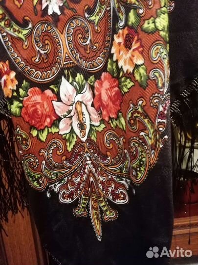 Платок с кистями новый