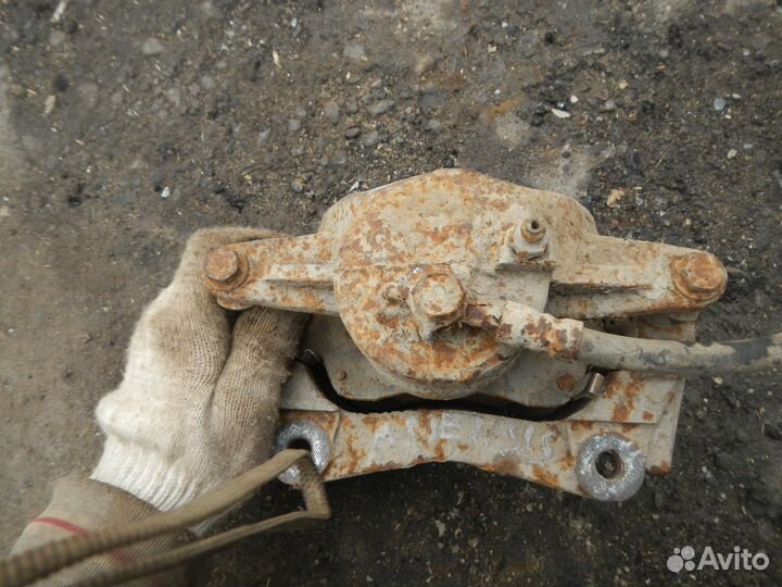 Суппорт тормозной передний левый для Toyota Avensi