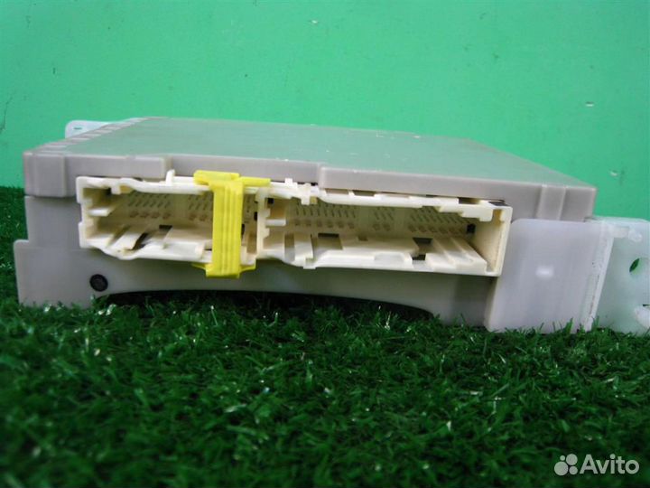 Блок предохранителей салонный Toyota Yaris P13 20
