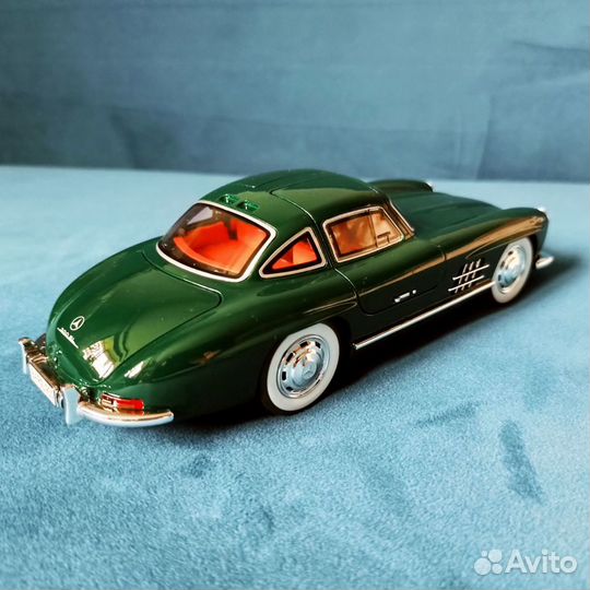 Модель автомобиля Mercedes Benz 300SL изумрудная