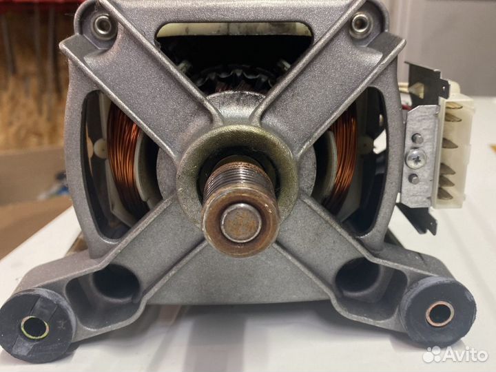 Двигататель стиральной машины indesit