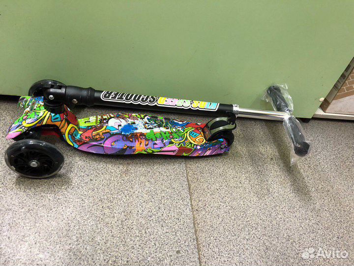 Самокат со складной ручкой графити до 60кг