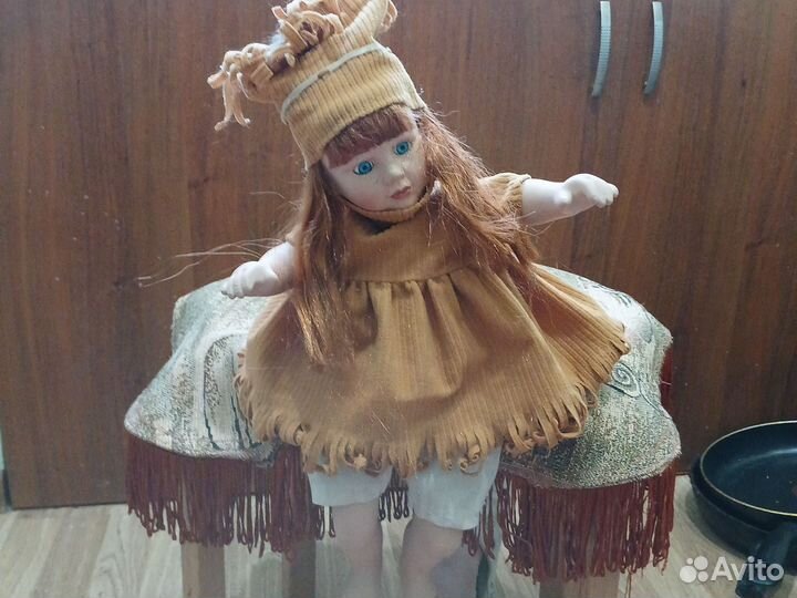 Кукла интерьерная фарфоровая музыкальная