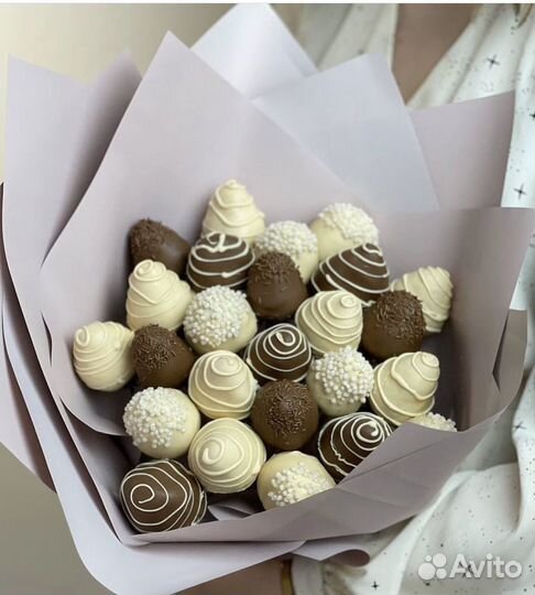 Съедобные букеты из клубники в шоколаде