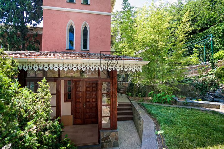 Дом 196,3 м² на участке 4,6 сот.