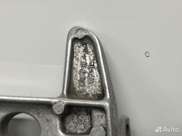 Кронштейн поножки правой Honda CB1000