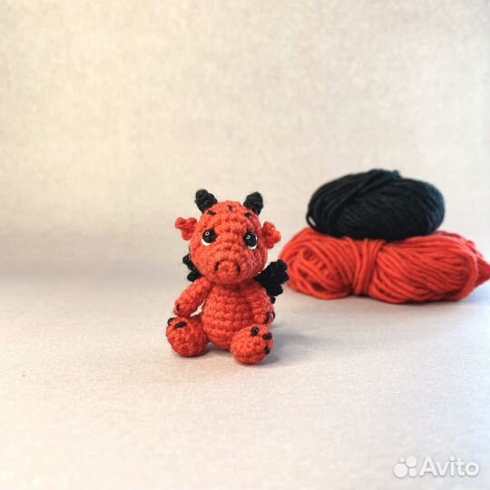 Миниатюрный красный дракон