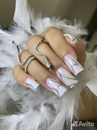 Модель на маникюр