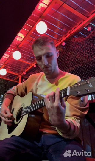 Певец-гитарист