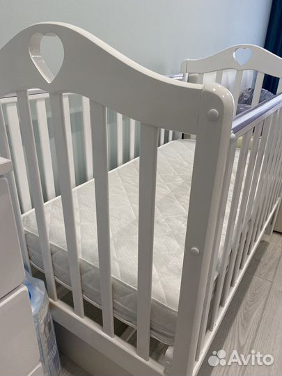 Детская кроватка с маятником