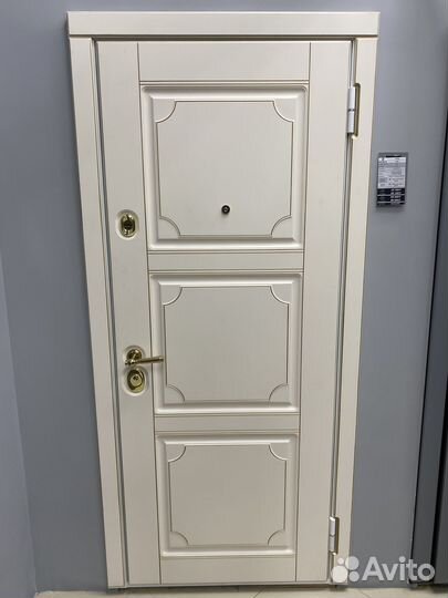 Дверь входная металлическая белая