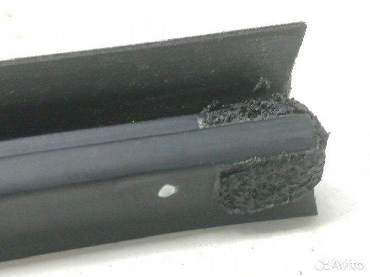 Уплотнитель стекла двери задний левый Kia Rio 3 QB