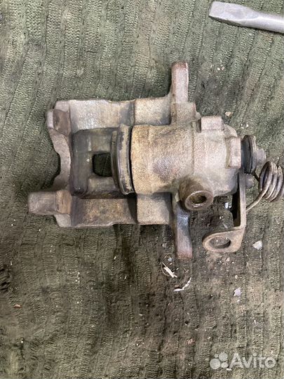 Суппорт задний правый T4