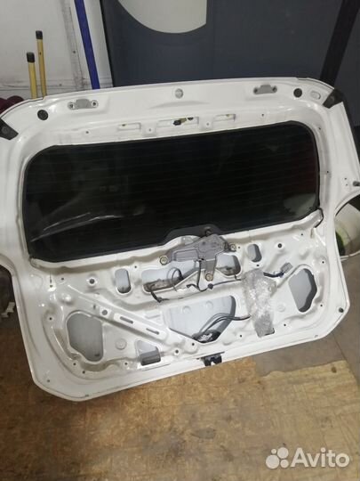 Крышка багажника Тойота Виш