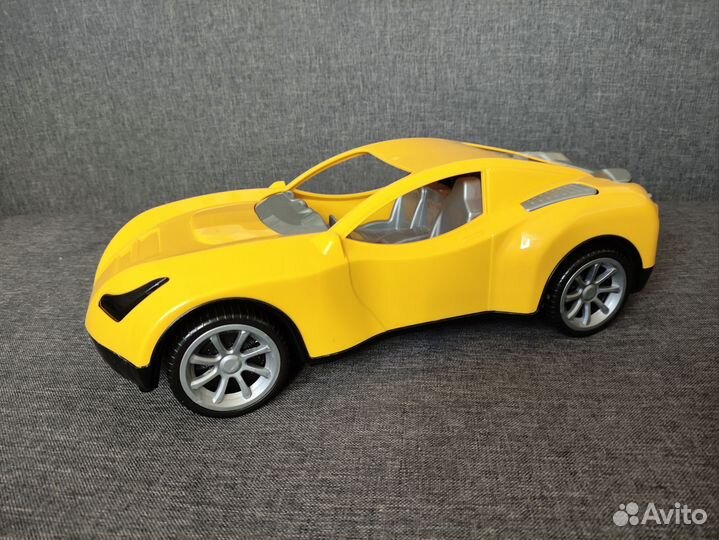 Спортивный автомобиль и мусоровоз