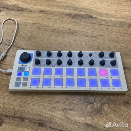 Друм-контроллер Arturia BeatStep