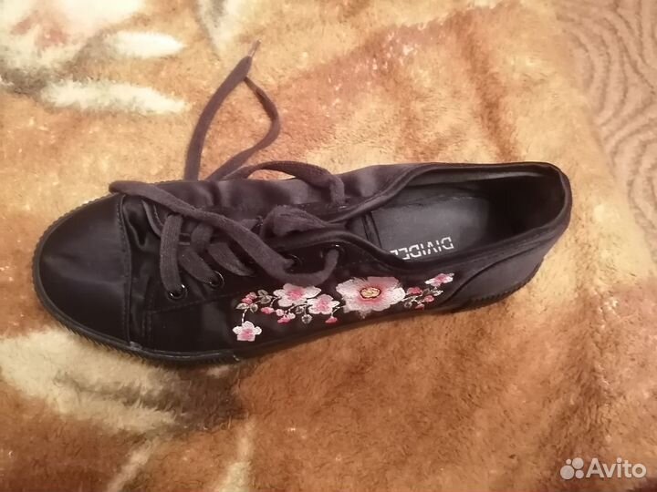 Продам кроссовки