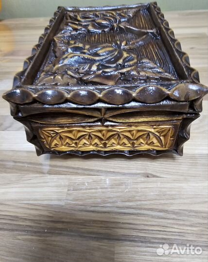 Деревянная шкатулка