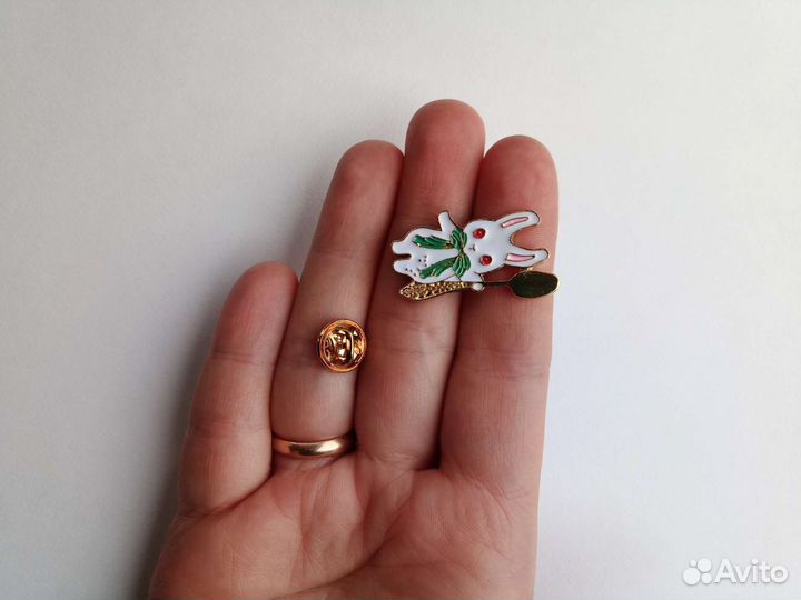 Металлические значки разные