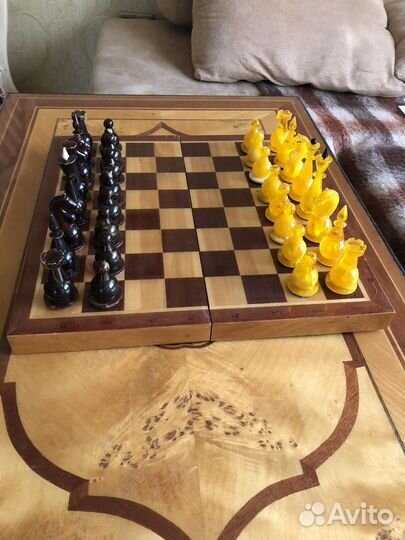 Шахматы из янтаря