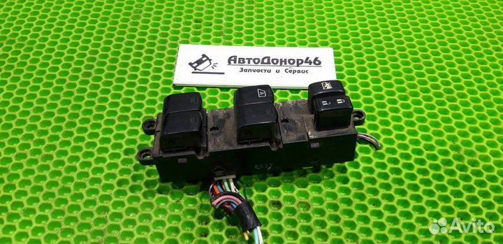 Блок управления стеклоподъемниками Nissan Tiida C1