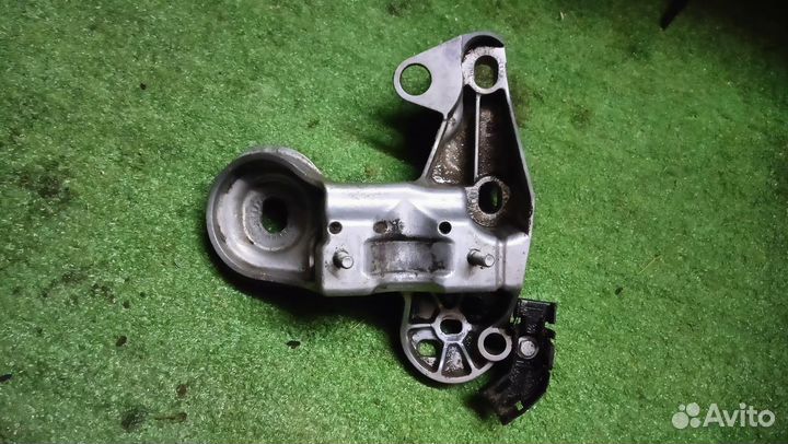 Кронштейн двигателя правый Audi A4 B7