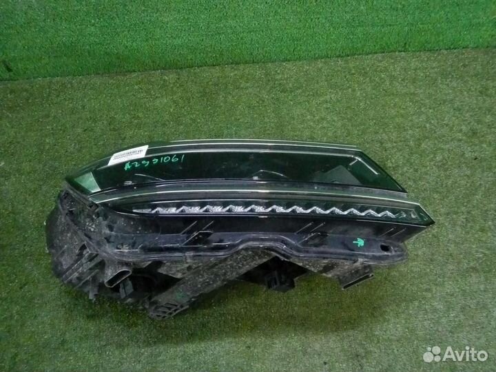 Фара правая Volkswagen Tiguan