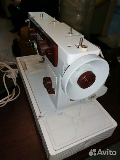 Швейная машина Чайка 144а