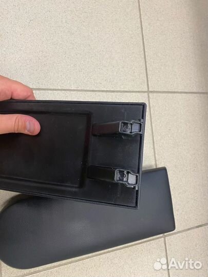 Продам крышку подлокотника на Volkswagen Polo