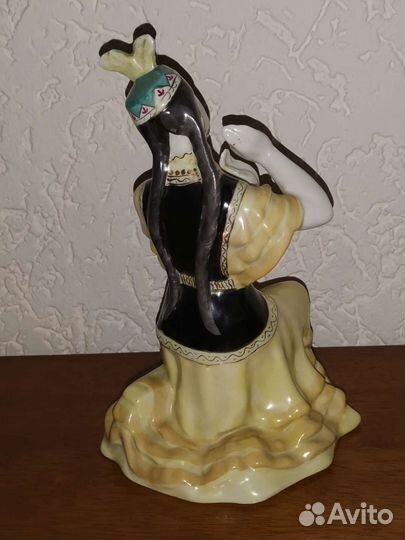 Статуэтка фарфоровая Казахский танец Вербилки
