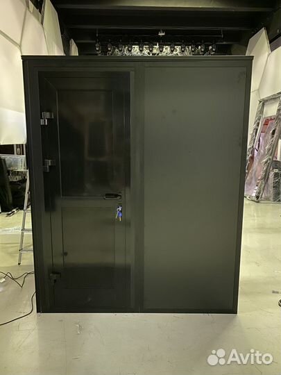 Вокальная звукоизоляционная дикторская кабина