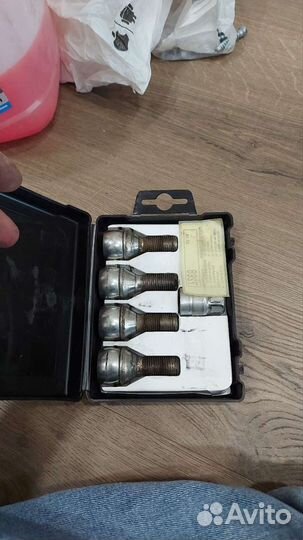 Колесные болты секретки