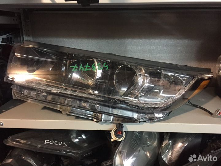 Фара левая битая Toyota Highlander 2018