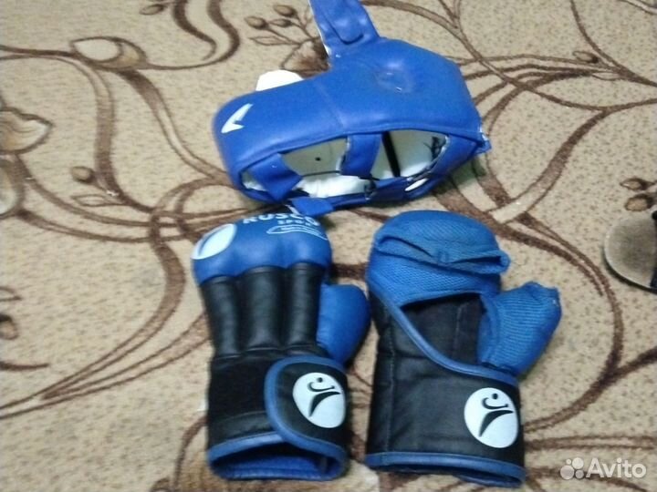 Перчатки для рукопашного боя и шлем