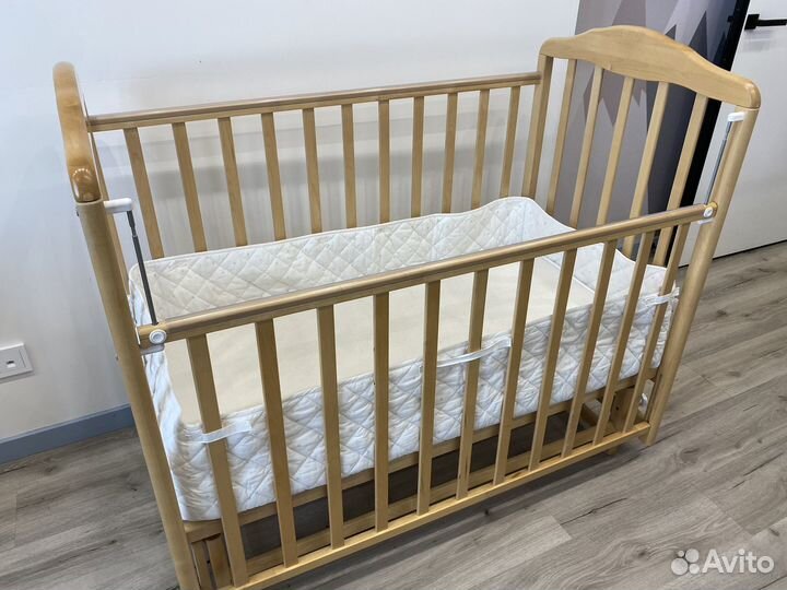 Детская кроватка с маятником