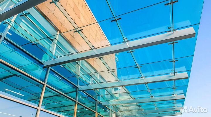 Стеклянный навес над входной группой